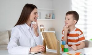 Descubre qué es la dislalia, sus causas y los tratamientos más efectivos para corregirla.