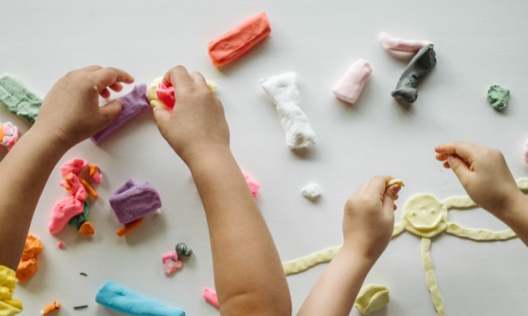 ¿Qué son las neuronas espejo y para qué se usan en educación?