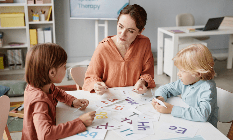 ¿Qué son las neuronas espejo y para qué se usan en educación?